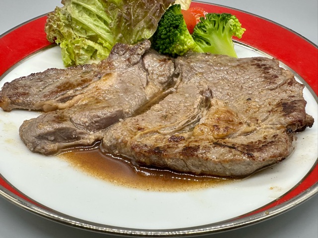 牛肉料理レシピ〖柔らかステーキ赤ワインソース〗