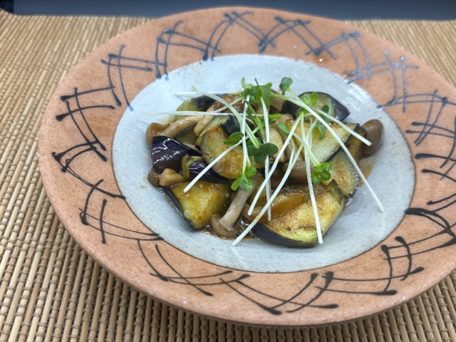 野菜料理レシピ〖茄子とシメジの牡蛎油炒め〗
