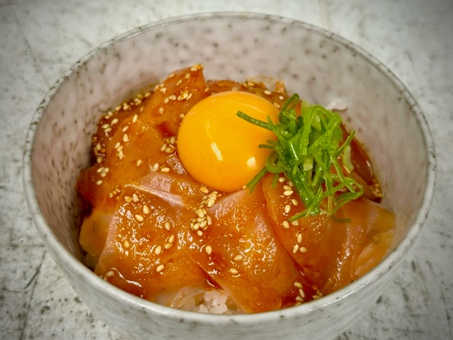 魚料理レシピ〖サーモンのピリ辛ユッケ丼〗